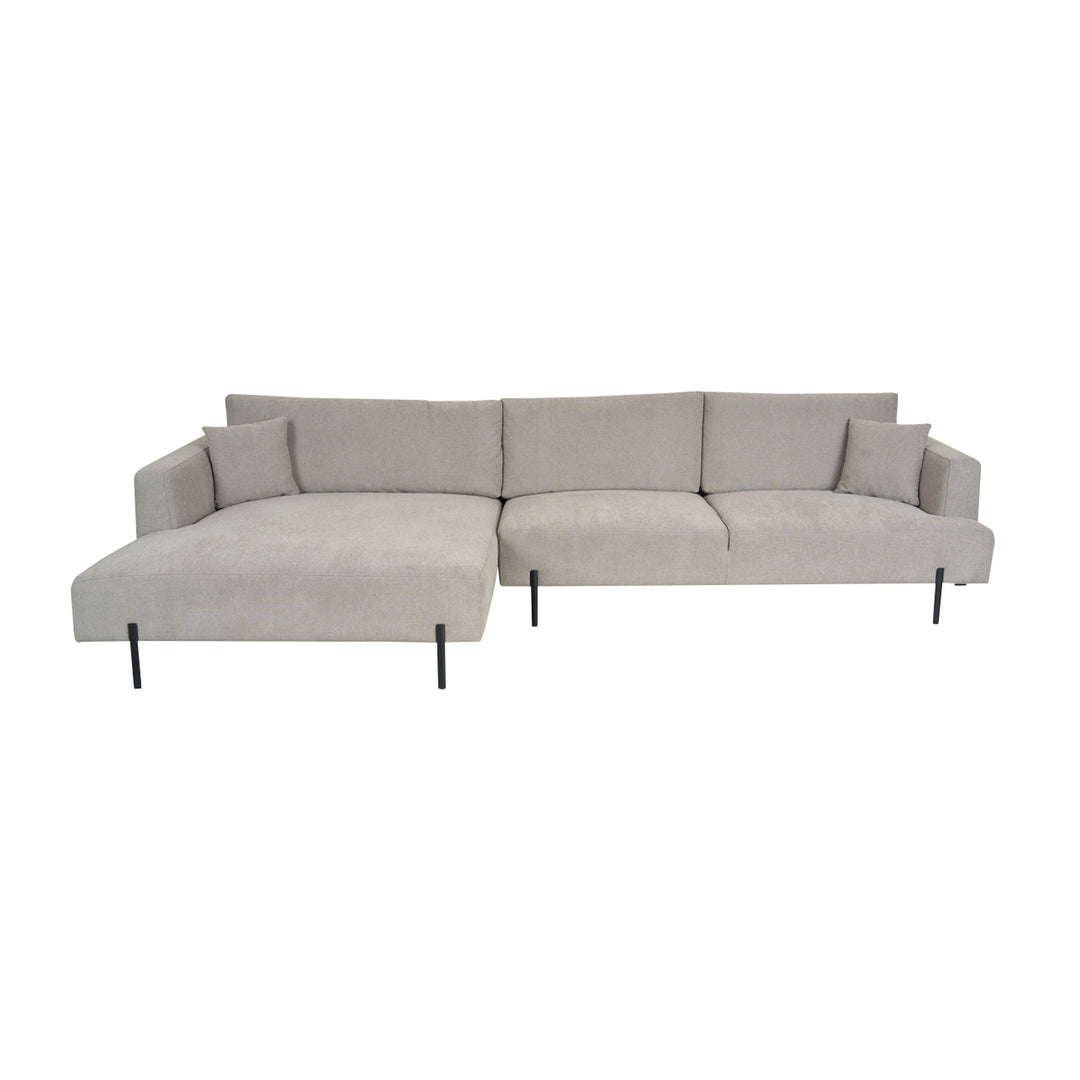 Milazzo hjørnesofa i lys beige stoff med venstrevendt sjeselong, sorte metallben og pynteputer mot hvit bakgrunn