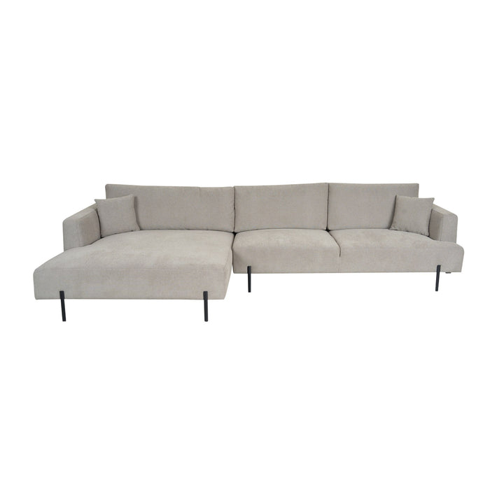 Milazzo hjørnesofa i lys beige stoff med venstrevendt sjeselong, sorte metallben og pynteputer mot hvit bakgrunn