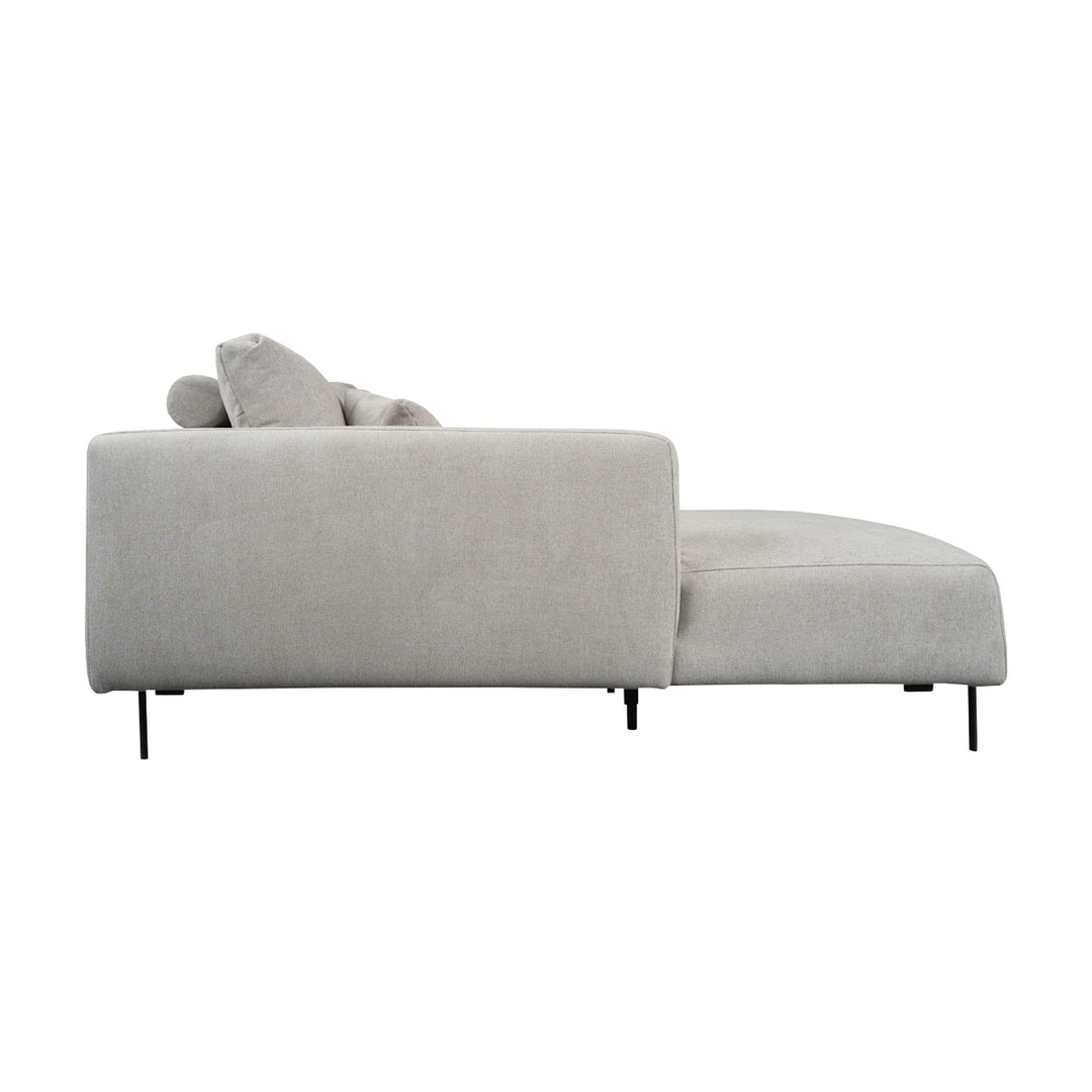 Milazzo hjørnesofa sett fra siden, lys beige stoff med venstrevendt sjeselong og sorte metallben mot hvit bakgrunn