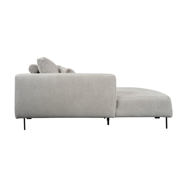 Milazzo hjørnesofa sett fra siden, lys beige stoff med venstrevendt sjeselong og sorte metallben mot hvit bakgrunn
