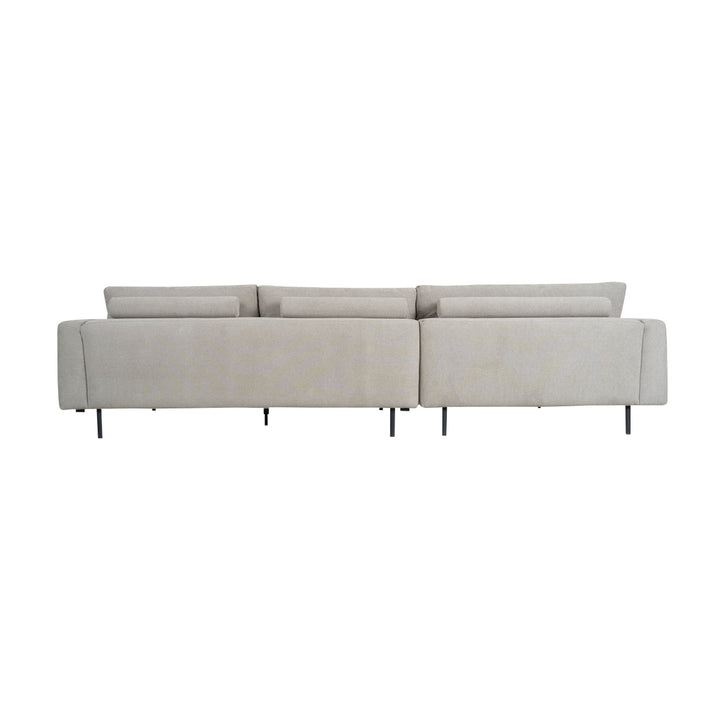 Milazzo hjørnesofa sett bakfra i lys beige stoff med løse ryggputer og sorte metallben mot hvit bakgrunn