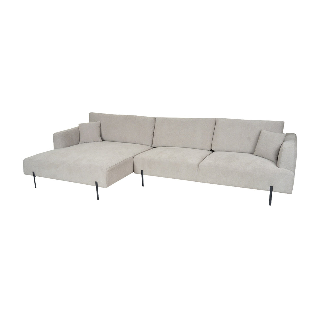 Milazzo hjørnesofa i lys beige stoff med venstrevendt sjeselong, sorte metallben og pynteputer, studiobilde
