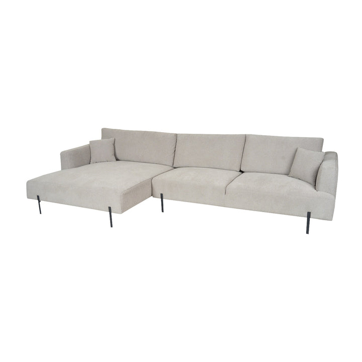 Milazzo hjørnesofa i lys beige stoff med venstrevendt sjeselong, sorte metallben og pynteputer, studiobilde
