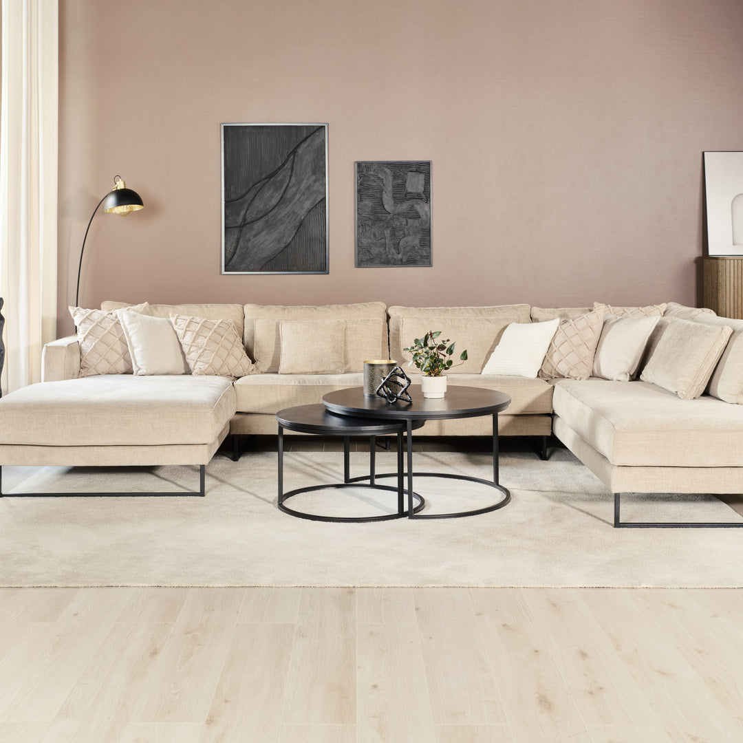 Ashford hjørnesofa i beige stoff med sjeselong, i stue med gammelrosa vegg, sort sofabord og gulvlampe