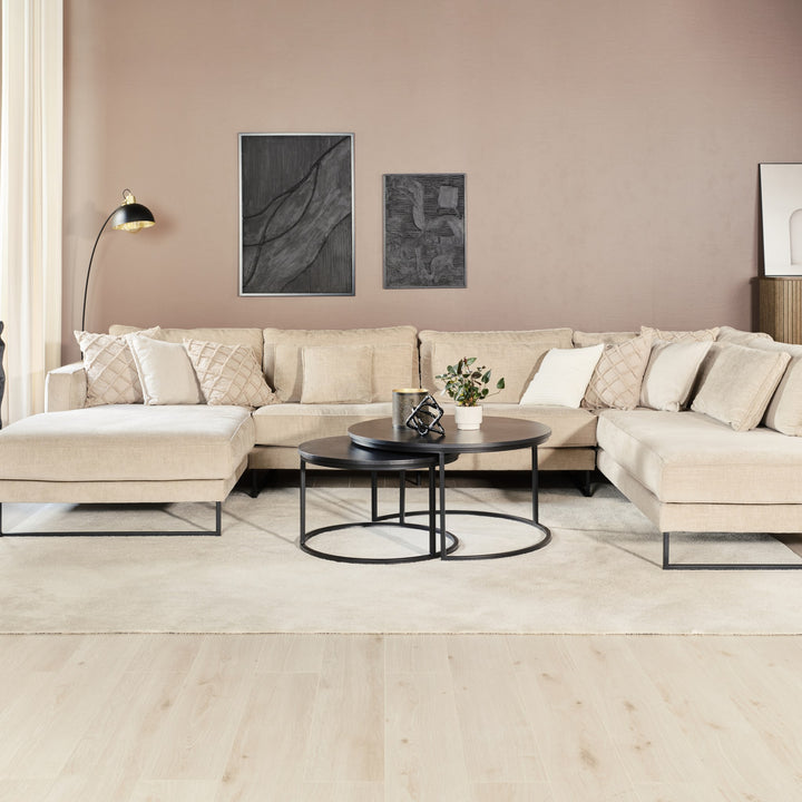 Ashford hjørnesofa i beige stoff med sjeselong, i stue med gammelrosa vegg, sort sofabord og gulvlampe