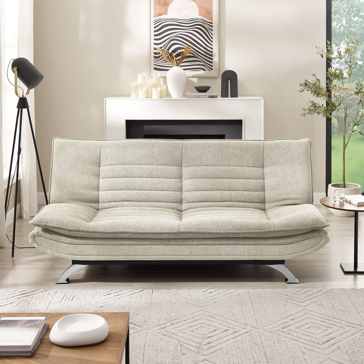 Friday sovesofa i beige i stue med gulvlampe, peis og grønn plante