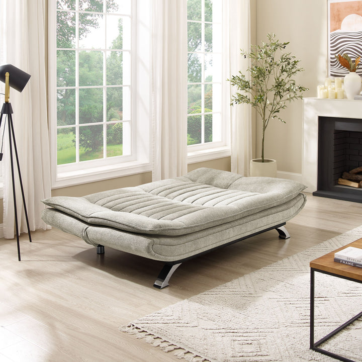 Friday sovesofa i beige, slått ut til seng i lyst rom med store vinduer