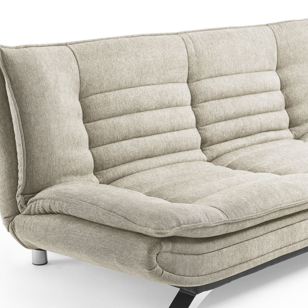 Friday sovesofa i beige, nærbilde av tuftet sete og rygg