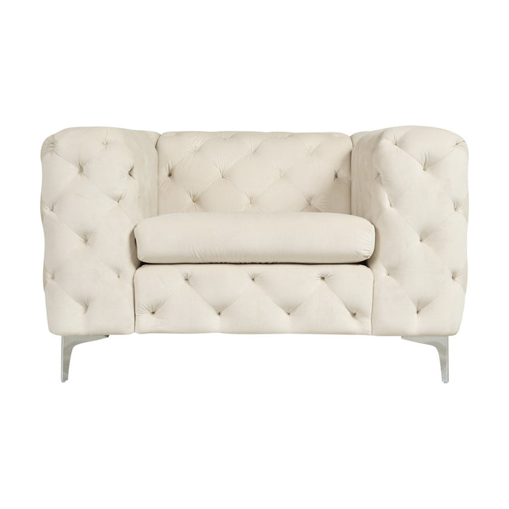 Bella sofa i kremhvit velur, dyptuftet chesterfield-lenestol med blanke metallben