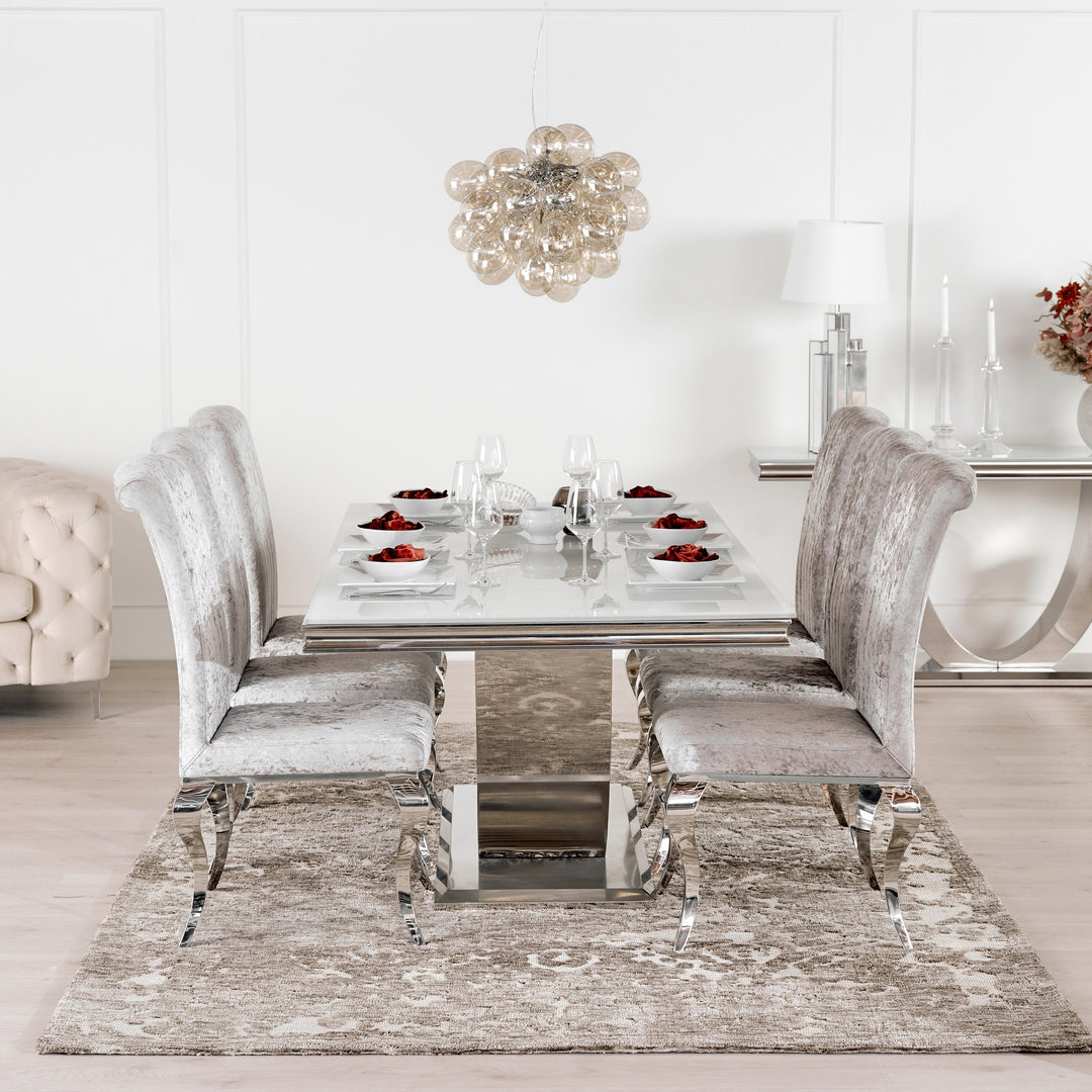 Bella sofa i kremhvit velur, dyptuftet chesterfield-lenestol sett bakfra