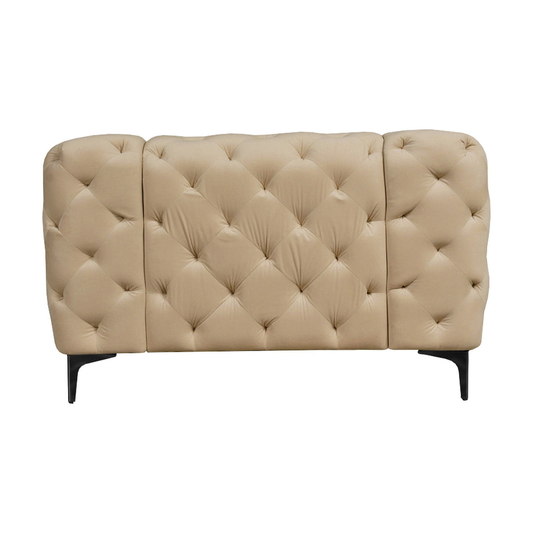 Bella sofa i beige velur, dyptuftet chesterfield-lenestol sett bakfra