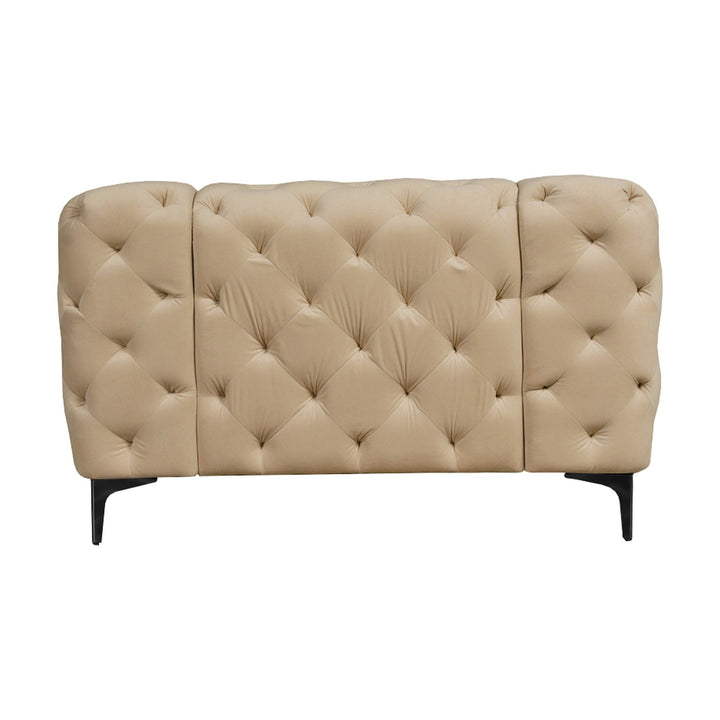 Bella sofa i beige velur, dyptuftet chesterfield-lenestol sett bakfra