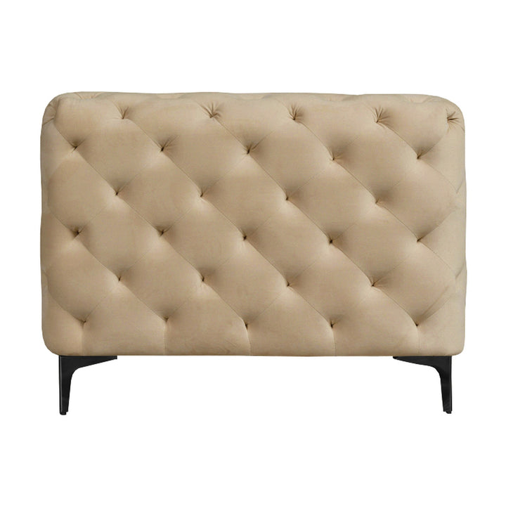 Bella sofa i beige tuftet velur med sorte ben, sett forfra mot hvit bakgrunn.