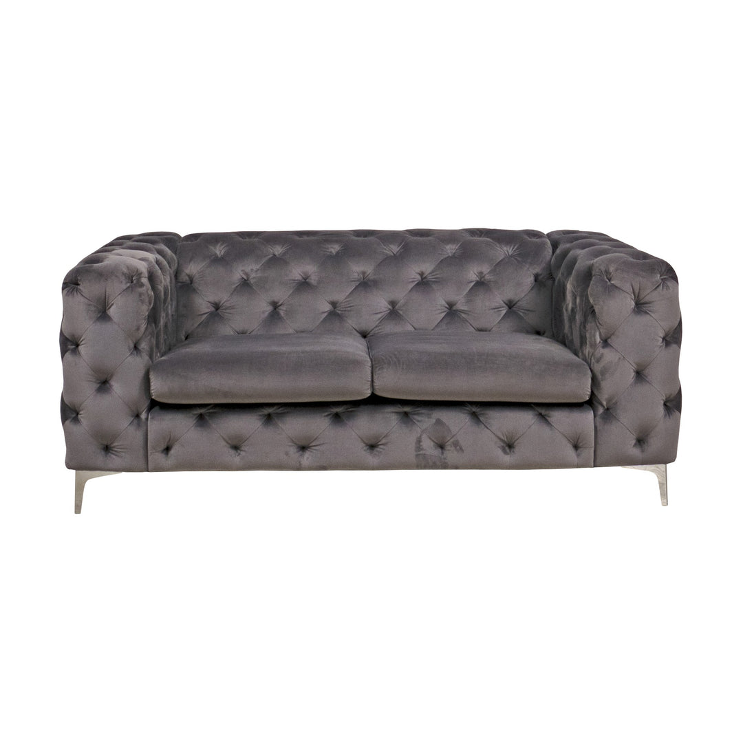 Bella sofa i grå velur, dyptuftet chesterfield 2-seter med blanke metallben
