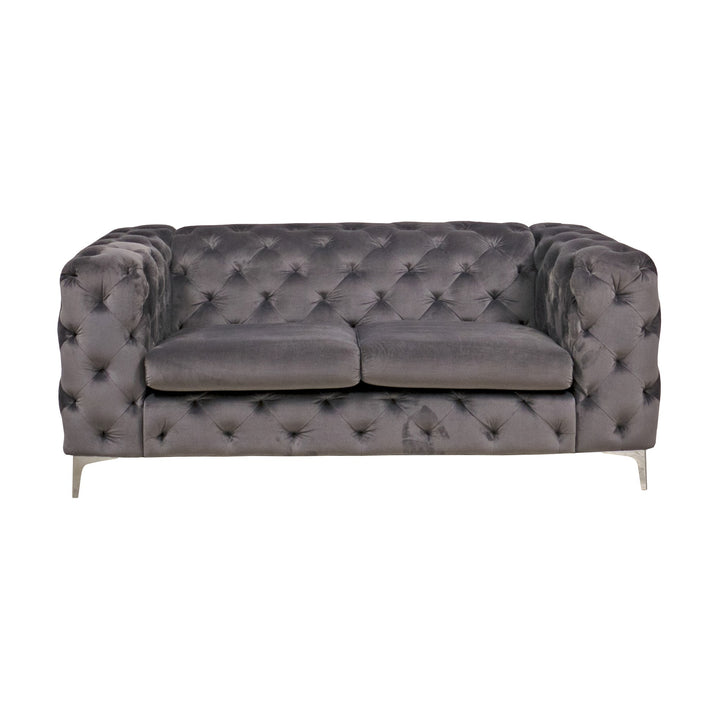 Bella sofa i grå velur, dyptuftet chesterfield 2-seter med blanke metallben