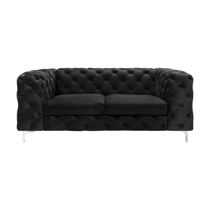Bella sofa i sort velur, toseter med dyp knapptufting og blanke krombein, sett forfra