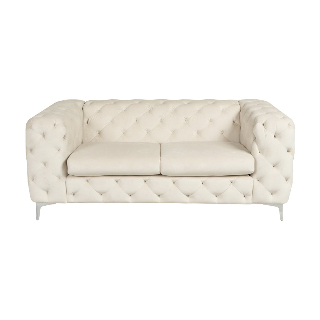 Bella sofa i krem velur, toseter med dyp knapptufting og blanke krombein, sett forfra