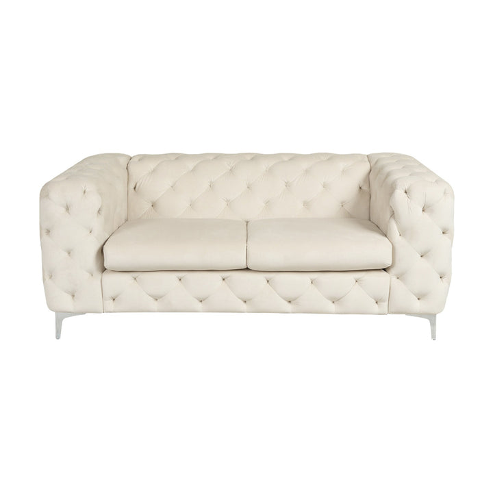 Bella sofa i krem velur, toseter med dyp knapptufting og blanke krombein, sett forfra