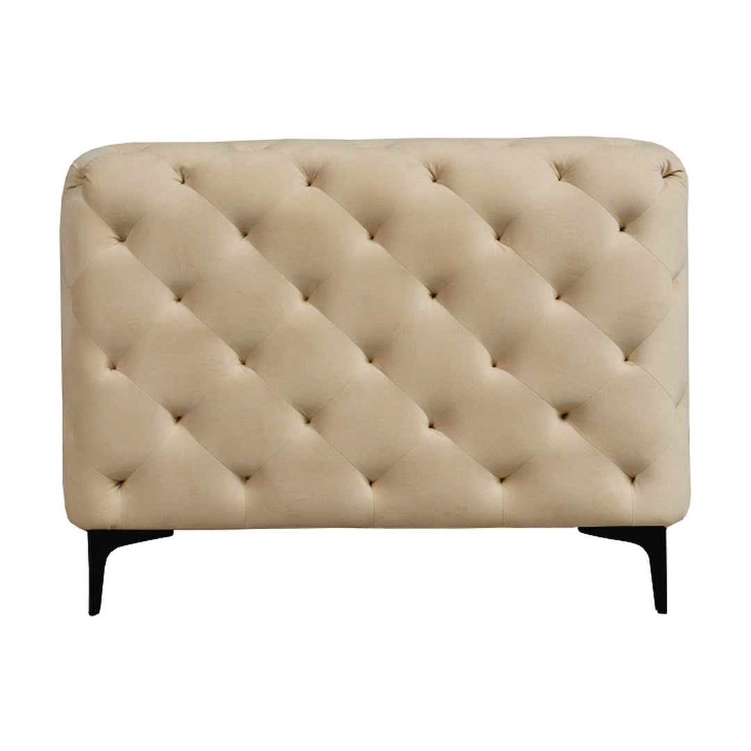Bella sofa i beige velur, toseter med tuftet rygg og sorte ben, sett fra siden