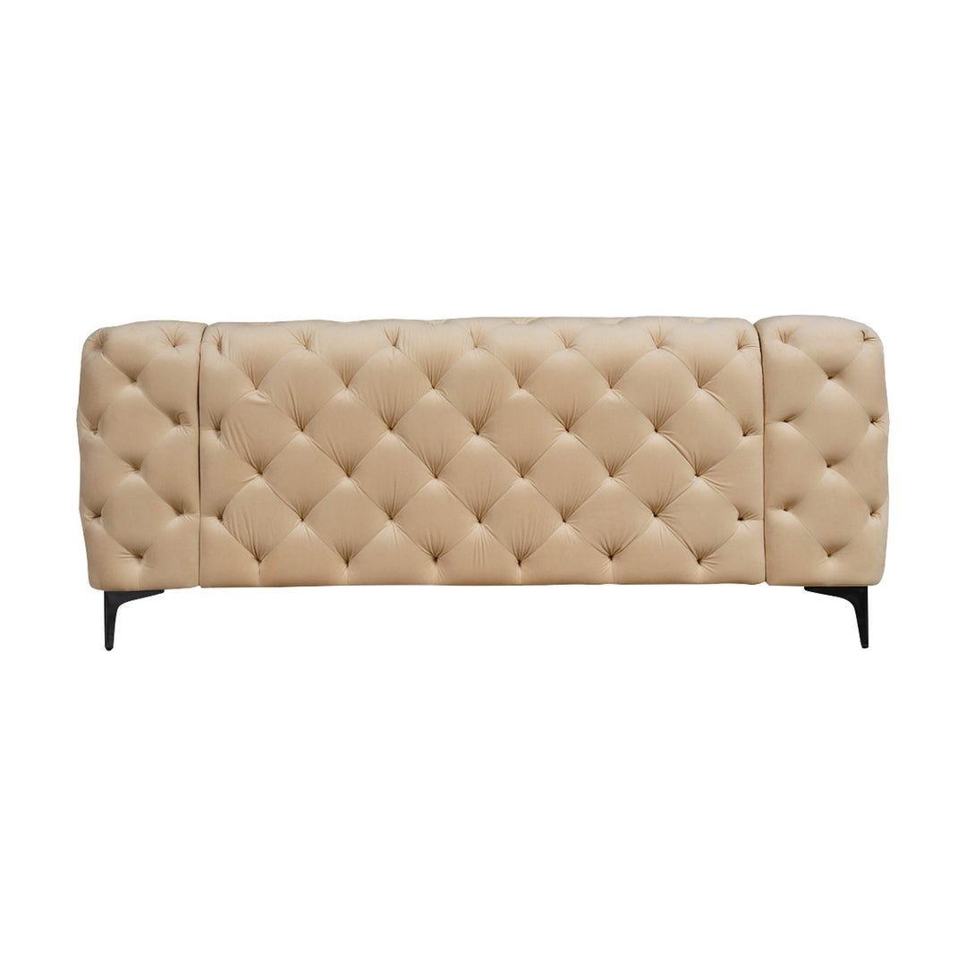 Bella sofa i beige tuftet velur med sorte ben, sett forfra mot hvit bakgrunn.