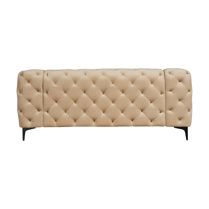 Bella sofa i beige tuftet velur med sorte ben, sett forfra mot hvit bakgrunn.