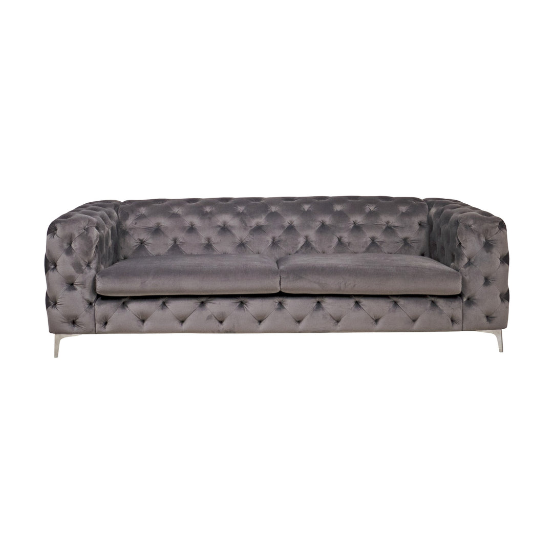 Bella sofa i grå velur, treseter med dyp knapptufting og blanke krombein, sett forfra