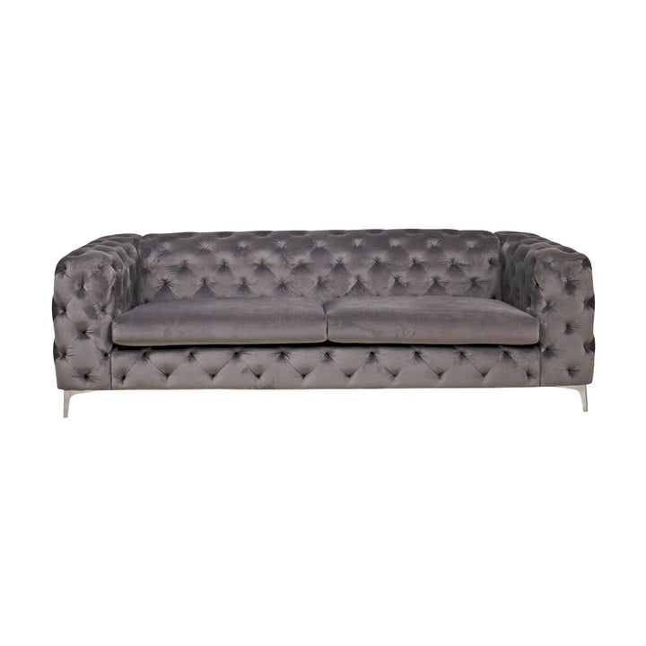 Bella sofa i grå velur, treseter med dyp knapptufting og blanke krombein, sett forfra
