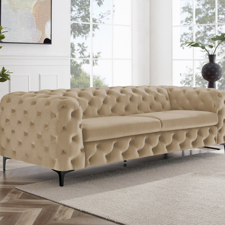 Bella sofa i beige velur, treseter med sorte ben i lyst rom med fiskebensparkett og plante