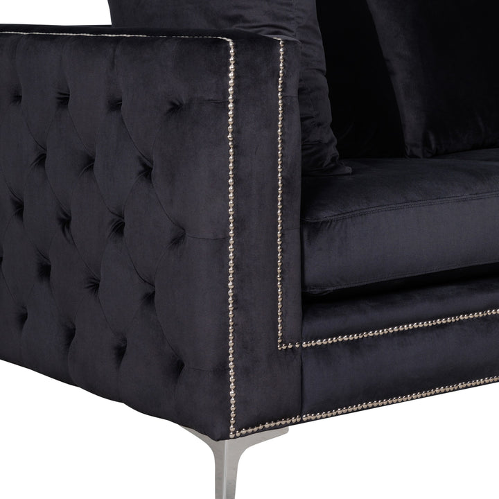 Dallas sofa i sort velur med sølvfarget naglepynt, elegant stue med speilbord og dekorputer
