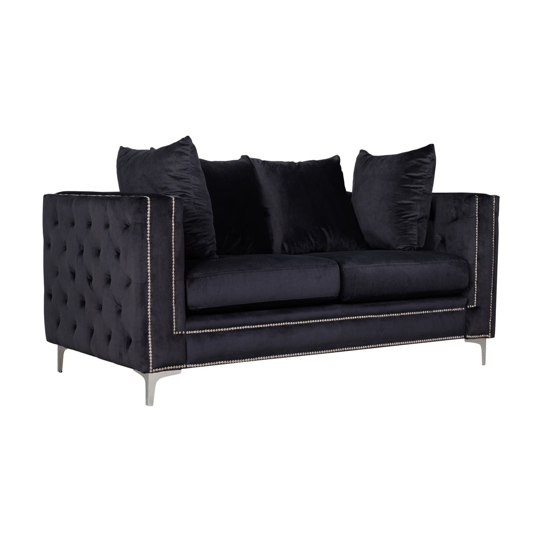 Dallas sofa, sort toseter i velur med løse puter, sølvnagler og blanke ben, mot hvit bakgrunn