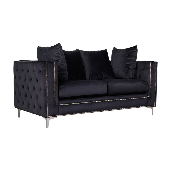 Dallas sofa, sort toseter i velur med løse puter, sølvnagler og blanke ben, mot hvit bakgrunn