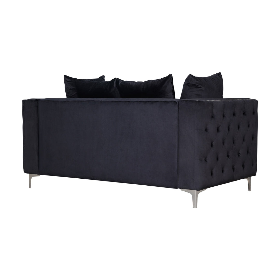 Dallas sofa i sort velur med tuftede sider og puter, vinklet bakfra mot hvit bakgrunn.