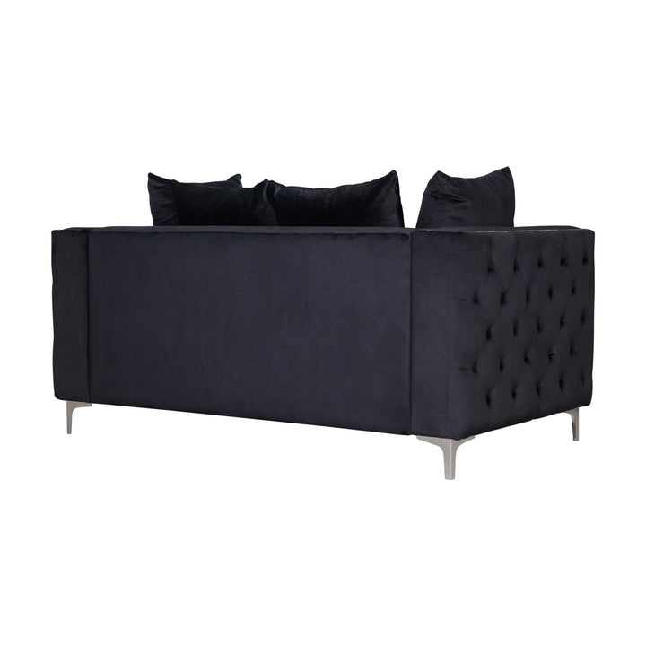 Dallas sofa i sort velur med tuftede sider og puter, vinklet bakfra mot hvit bakgrunn.