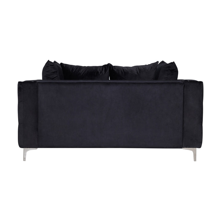 Dallas sofa i sort velur med puter, sett bakfra mot hvit bakgrunn.