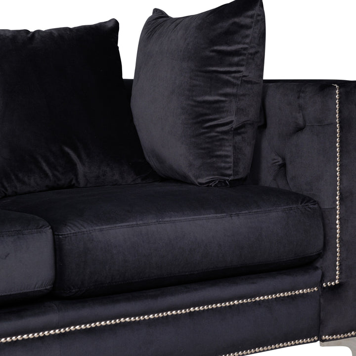 Dallas sofa i sort velur, nærbilde av diamantmønstret knapptufting