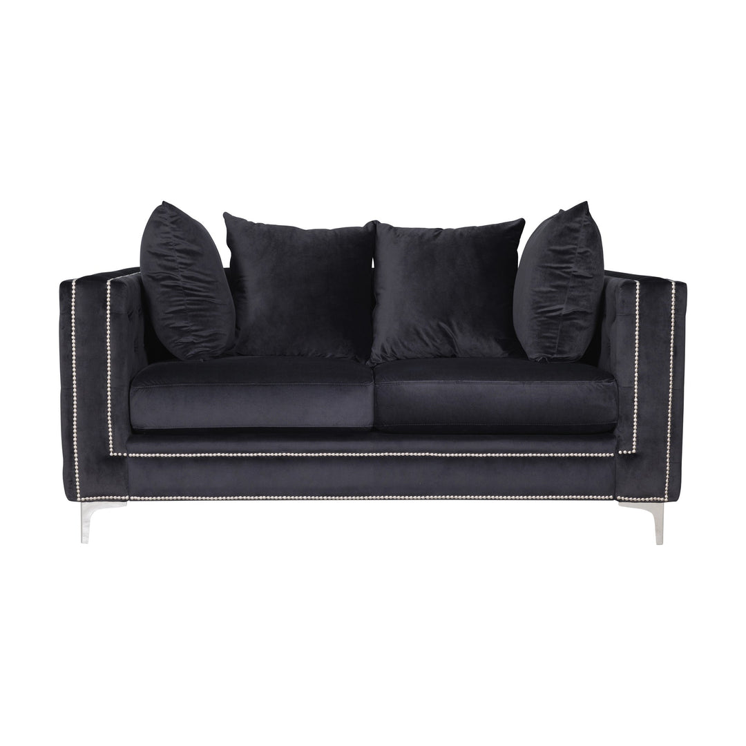 Dallas sofa i sort velur med knapptufting og sølvnagler