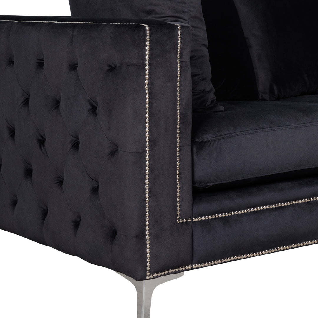 Dallas sofa i sort velur, sofagruppe med to seksjoner, knapptufting og sølvnagler mot hvit bakgrunn