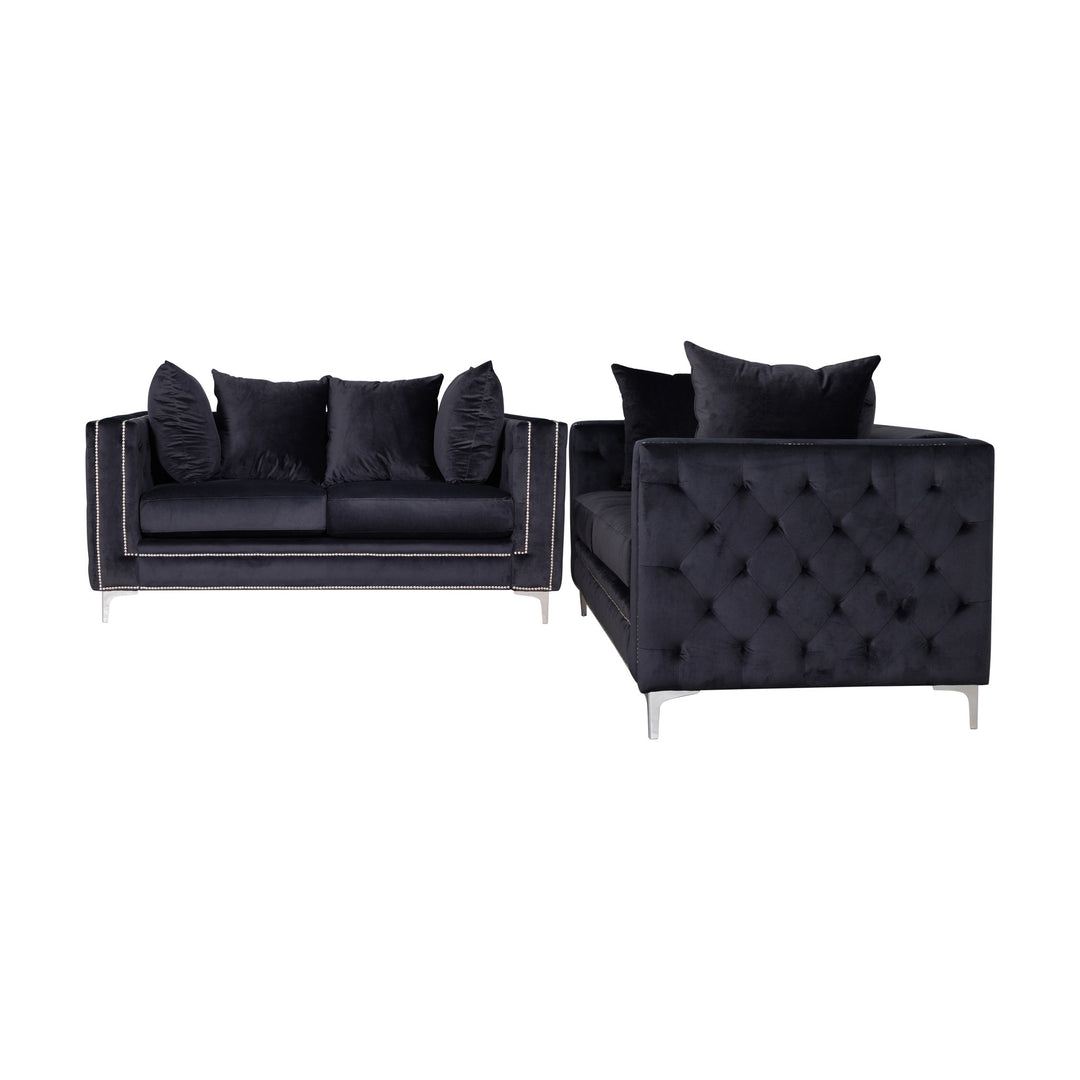Dallas sofa, sort sofagruppe i velur med dyp knapptufting og sølvnagler, mot hvit bakgrunn