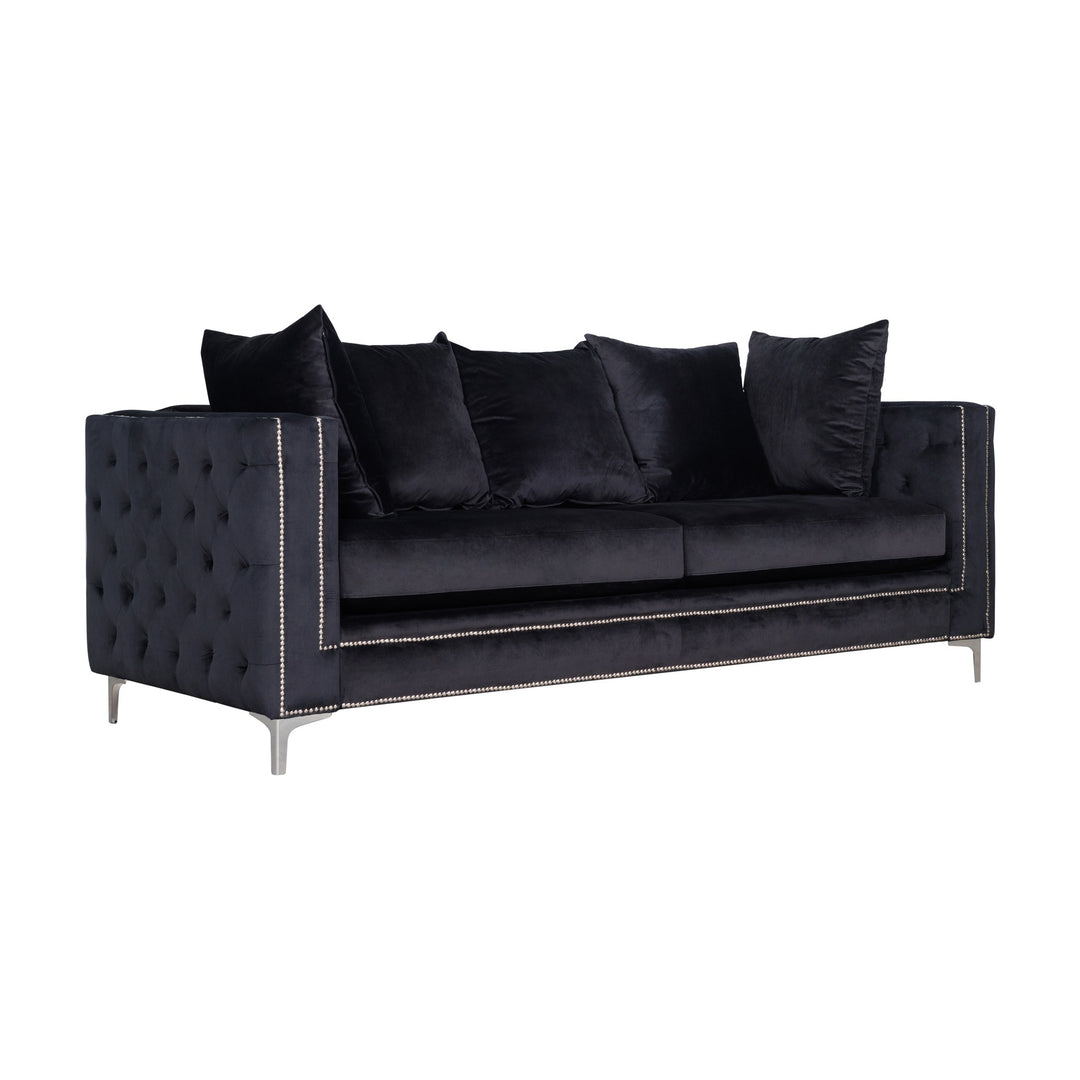 Dallas sofa, sort treseter i velur med flere puter, sølvnagler og blanke ben, mot hvit bakgrunn