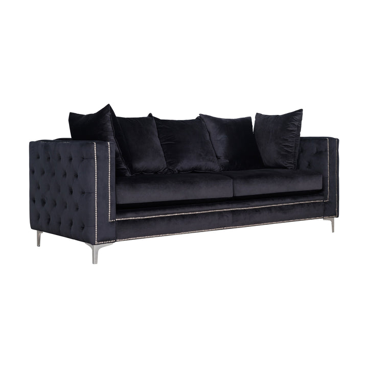 Dallas sofa, sort treseter i velur med flere puter, sølvnagler og blanke ben, mot hvit bakgrunn