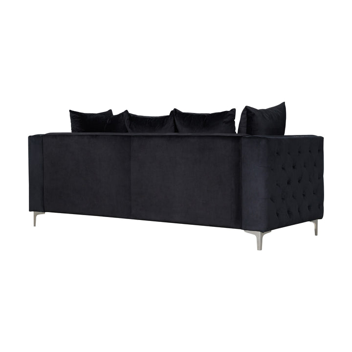 Dallas sofa i sort velur med tuftede sider og puter, vinklet bakfra mot hvit bakgrunn.