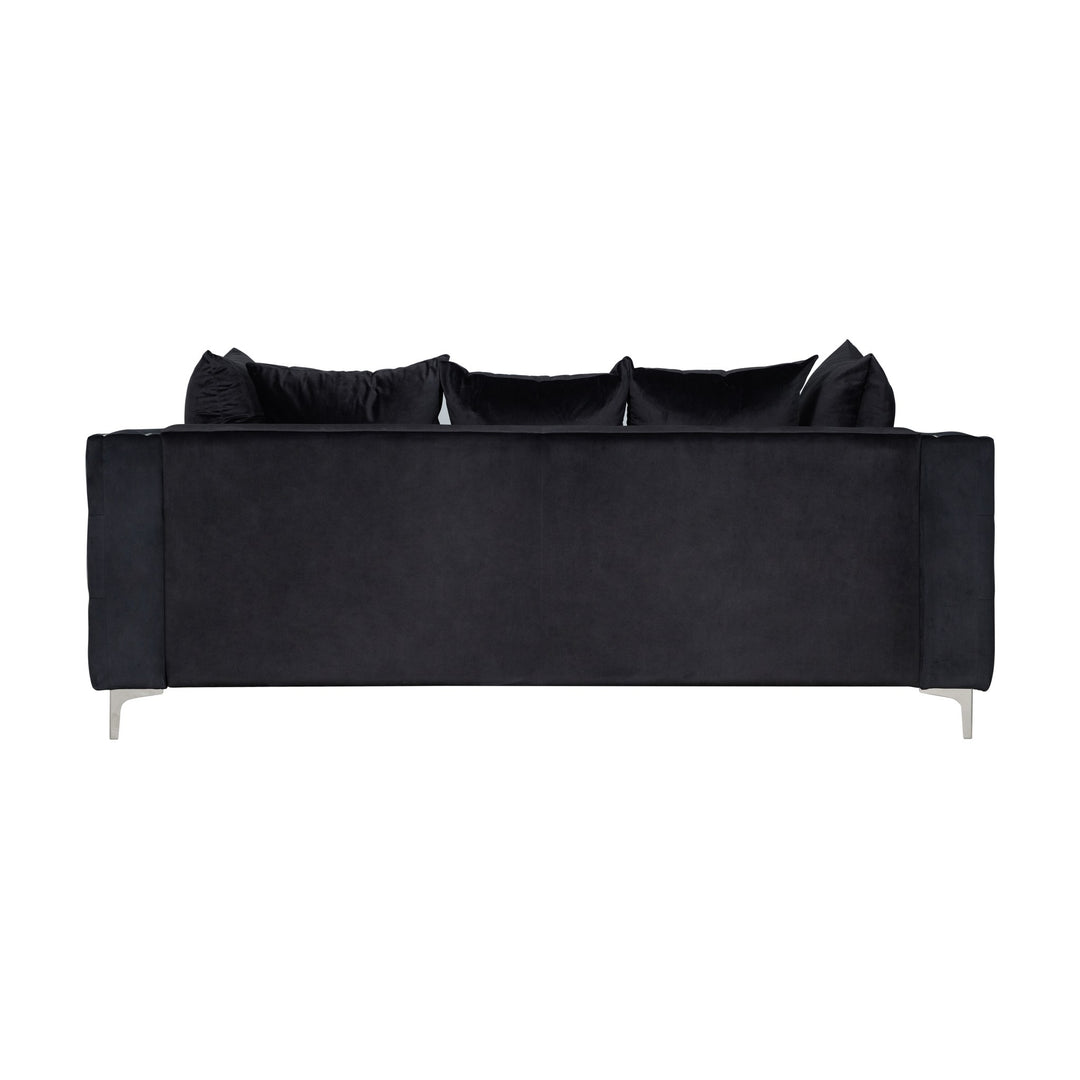 Dallas sofa i sort velur med flere puter, sett bakfra mot hvit bakgrunn.
