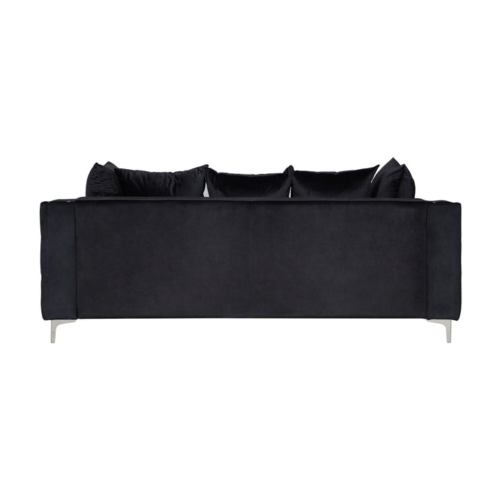 Dallas sofa i sort velur med flere puter, sett bakfra mot hvit bakgrunn.
