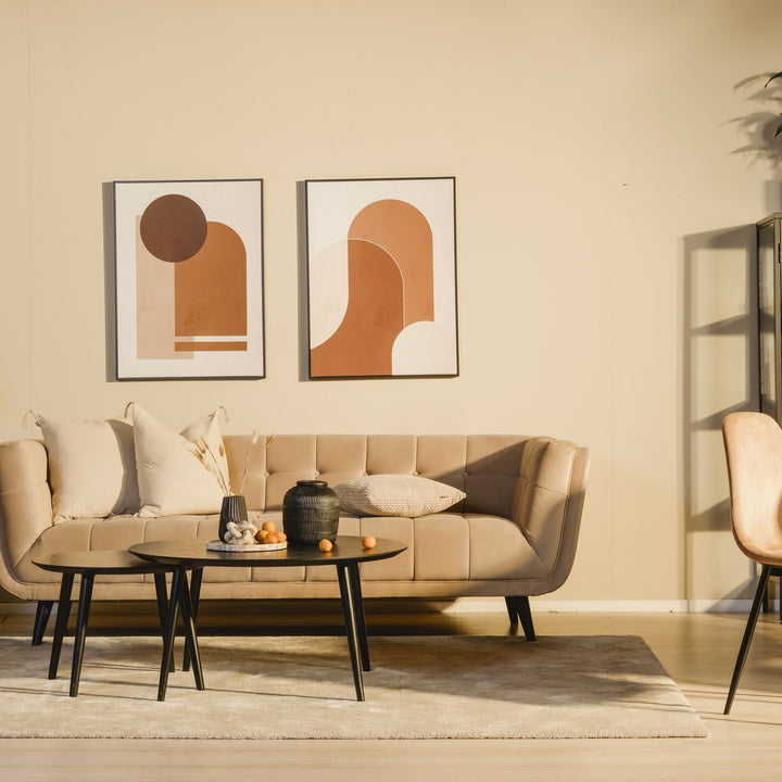 Simon 3-seter sofa i beige velur, terrakotta puter, i lys stue med marmor sofabord og gull veggdekor