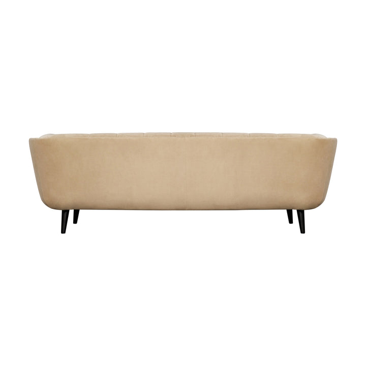 Simon sofa i beige velur, bakvisning av toseter med buet rygg og svarte trebein