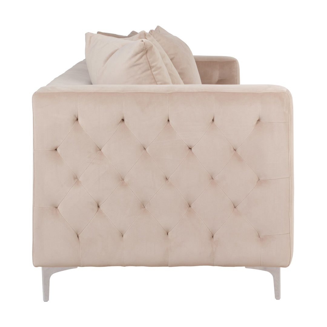 Boston sofa i beige velur sett fra siden, med rutetuftet panel og krombein.