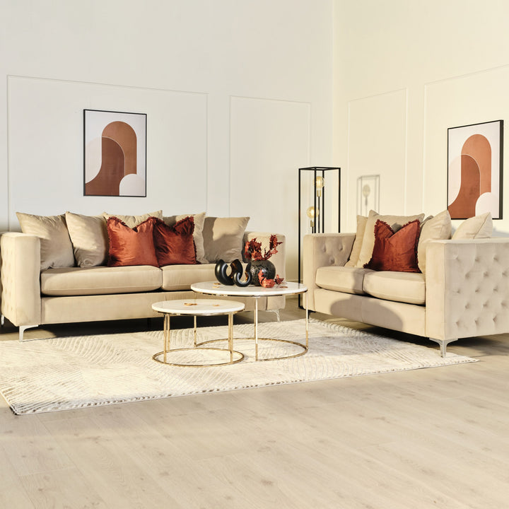 Boston sofa i beige velur, 3-seter og 2-seter i lys stue med rustrøde puter og krombein.