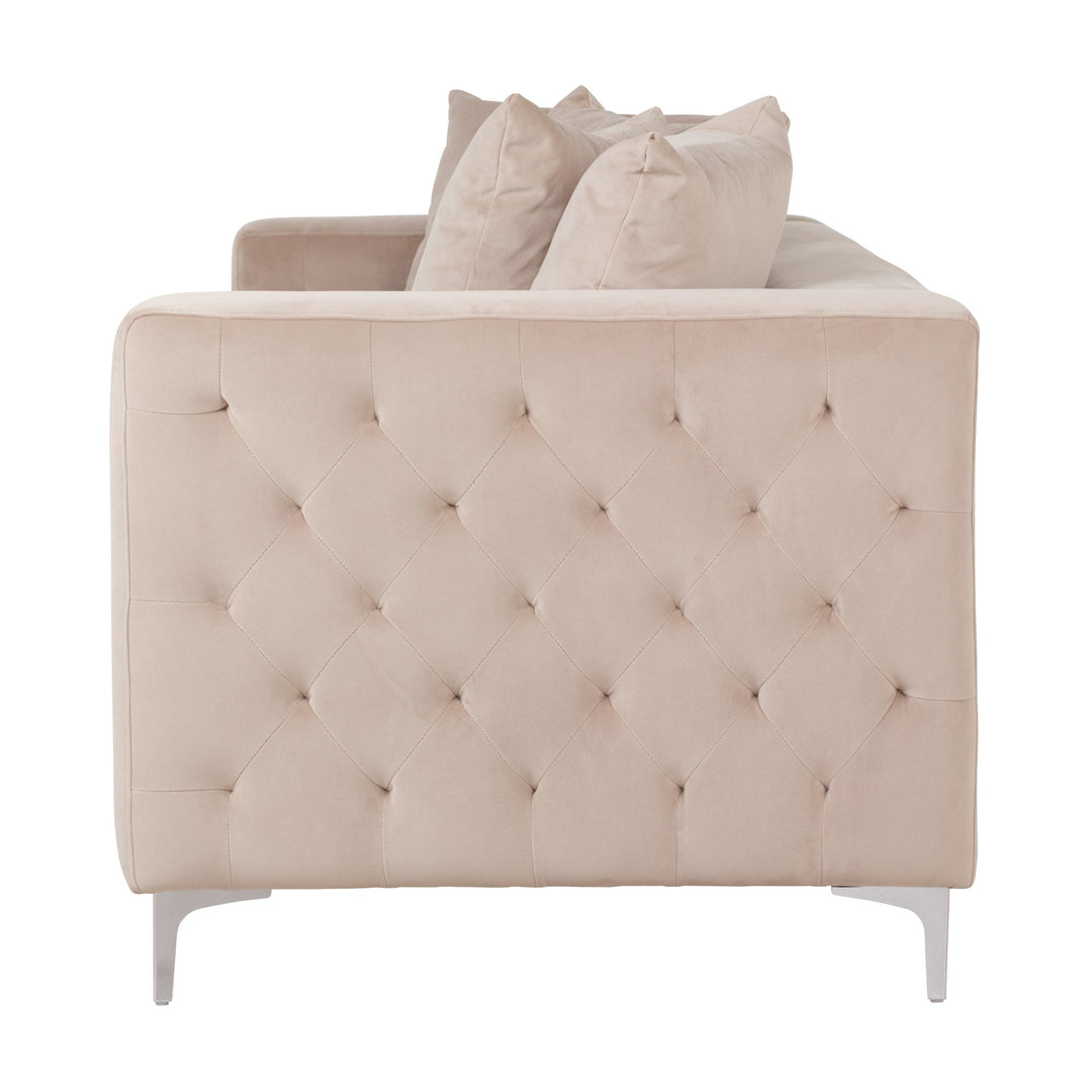 Boston sofa i beige velur, rutetuftet side og krombein, sett fra siden.