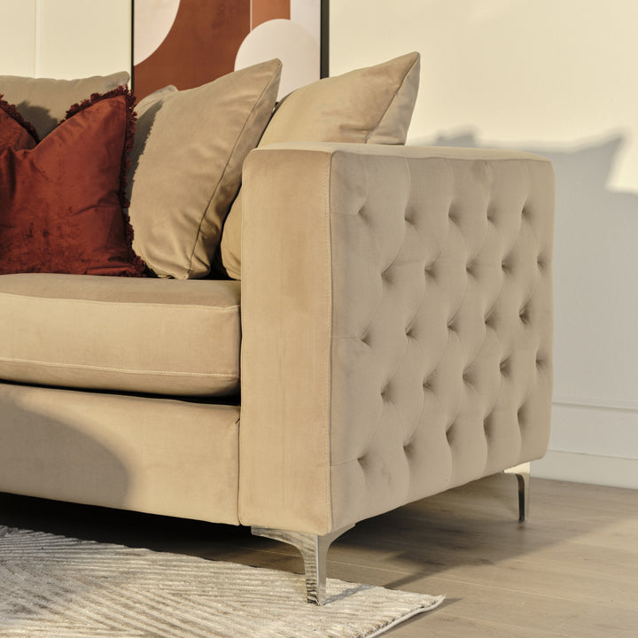 Boston sofa i beige velur i stuemiljø, med rustrøde og beige puter og krombein.