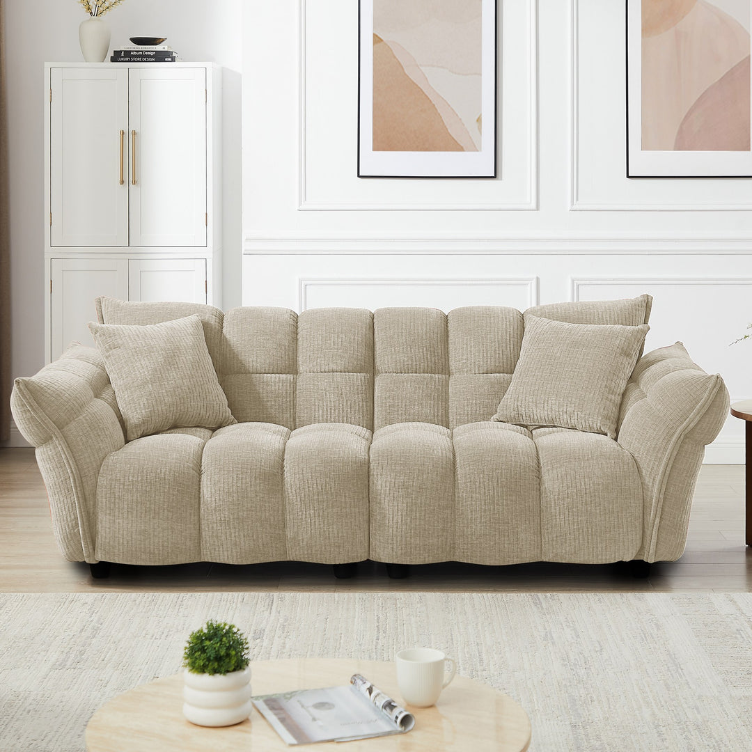 Marigold sofa i beige kordfløyel i lyst stuemiljø med skap, veggbilder og sofabord